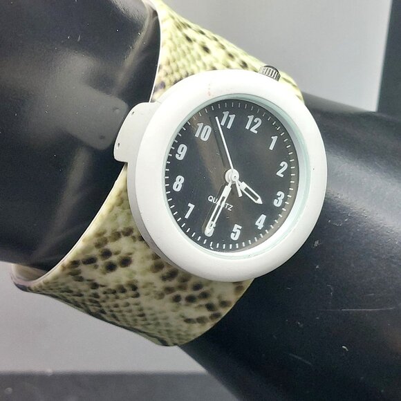 Quartz Slap Watch With Snake Skin Heart Pattern Band & White Face - Picture 2 of 6